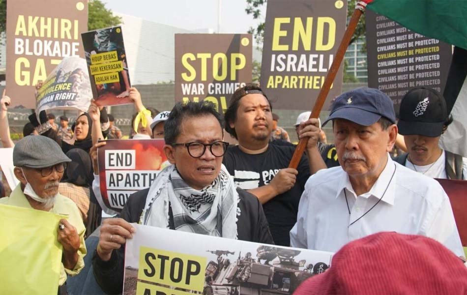 Usman Hamid di tengah aksi unjuk rasa di depan Kedutaan Besar Amerika Serikat di Jakarta, Jumat siang 27 Oktober 2023. (Foto: AI Indonesia)