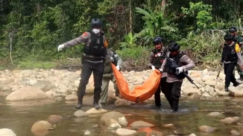 Aparat keamanan mengevakuasi jenazah korban KKB di Kali I Yahukimo. (Foto: Humas Polda Papua)