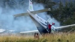 Detik-detik Asap Mengepul saat Pesawat Smart Air Tergelincir di Puncak