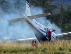 Detik-detik Asap Mengepul saat Pesawat Smart Air Tergelincir di Puncak