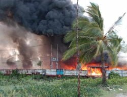 Kebakaran Hebat Hanguskan Belasan Kios di Depan Depo Pertamina Pomako