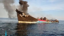 Penampakan Kapal Nelayan Terbakar Disambar Petir di Perairan Mimika