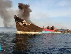 Penampakan Kapal Nelayan Terbakar Disambar Petir di Perairan Mimika