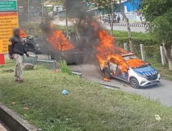Tiga Orang Tewas Tertembak, Warga Rusuh Bakar Kendaraan Dinas TNI Polri