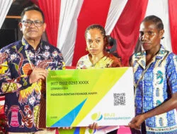 4.524 Pekerja Rentan dan Honorer di Mappi Terima Kartu BPJS Ketenagakerjaan
