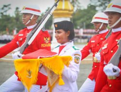 Marzalina Warwey Sukses Bawa Baki Duplikat Bendera Pusaka di Mimika