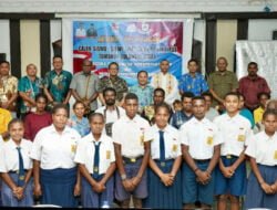 Pj Bupati Mappi Lepas 10 Anak Penerima Beasiswa Sekolah SMA Lokon Tomohon