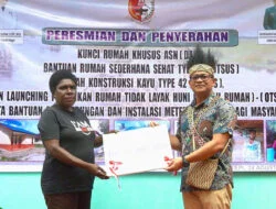 Pj Bupati Mappi Resmikan Rumah Bantuan dan Program Instalasi Meteran Listrik
