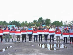 Pj Bupati Mappi Bersama Kaka Bochi dan Cardo Berbagi 5000 Bendera Merah Putih