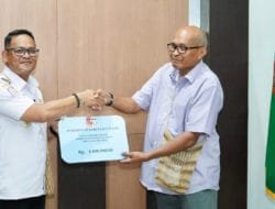Pj Bupati Mappi Kembali Serahkan Insentif Tokoh Agama Hingga Tokoh Adat