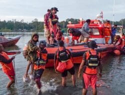 Kapal Kandas di Muara Pomako, Ratusan Penumpang Dievakuasi Semalaman