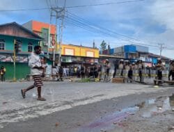 Polisi Dilempari Batu saat Bubarkan Warga Palang Jalan Buntut Penemuan Mayat