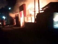 Diawali Saling Kejar, Pos Peka di Jalan Kesehatan Timika Diduga Dibakar