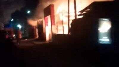 Diawali Saling Kejar, Pos Peka di Jalan Kesehatan Timika Diduga Dibakar