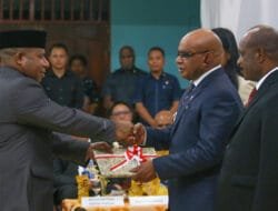 Sertijab Bupati Puncak, Gubernur Apresiasi Program Elvis-Naftali