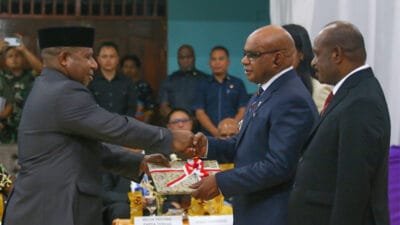 Sertijab Bupati Puncak, Gubernur Apresiasi Program Elvis-Naftali