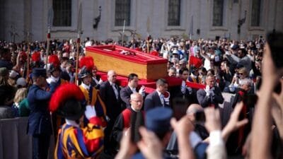 Peti Kayu Sederhana dan Wasiat Paus Fransiskus yang Menyentuh Batin