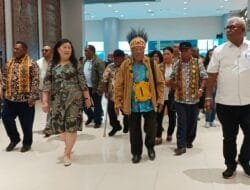 Rombongan para Uskup tiba di Timika disambut kehangatan tradisi adat Papua