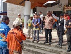 Simulasi: keluarga serahkan Mgr Bernardus Baru kepada Nunsio di Katedral Timika