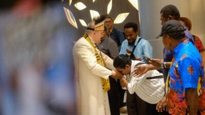 Tiba di Timika, Nunsio berkati umat yang menyambutnya dengan gembira