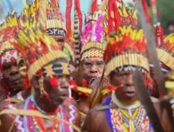 Momen sakral Mgr Bernardus Baru diarak ke Katedral Timika