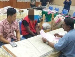 Tersangka Yuni Enumbi beserta barang bukti senjata diserahkan ke Kejari Jayapura