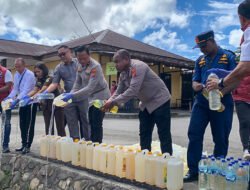 Polres Mimika musnahkan 400 liter Miras jenis sopi hasil razia
