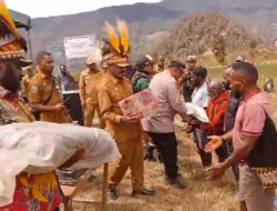 Pemkab Puncak salurkan bantuan korban longsor dan konflik bersenjata