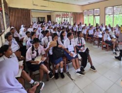 Polisi bicara bahaya judi online hingga etika berlalulintas kepada pelajar di Timika