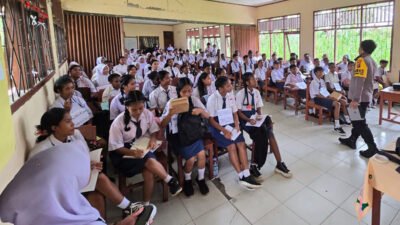 Polisi bicara bahaya judi online hingga etika berlalulintas kepada pelajar di Timika