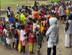 Pijar Mimika dan KKN-PPM UGM tiga hari bersama anak-anak pesisir Atuka