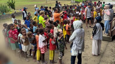 Pijar Mimika dan KKN-PPM UGM tiga hari bersama anak-anak pesisir Atuka