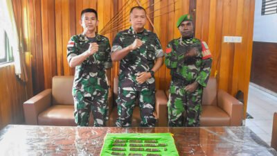 Warga Mimika serahkan 129 butir amunisi kaliber 7,62 mm ke Kodim 1710