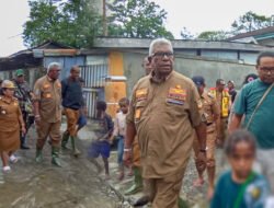 Bupati Mimika tinjau kawasan terendam banjir dan ingatkan warga soal sampah