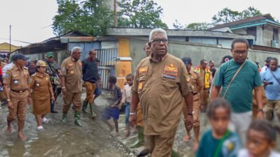 Bupati Mimika tinjau kawasan terendam banjir dan ingatkan warga soal sampah