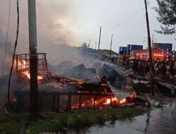 Deretan kios di kawasan Pelabuhan Poumako Mimika ludes dilalap api