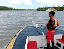 SAR Timika evakuasi 5 penumpang perahu mati mesin di Muara Kekwa