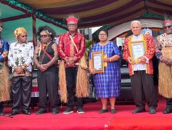 Momen HUT ke-29 Kabupaten Mimika, Bupati beri penghargaan 20 Tokoh Perintis