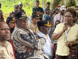 Dengan mata berkaca-kaca, Bupati John dengar rintihan rakyatnya di Iwaka