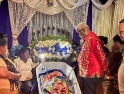 Melayat ke rumah duka, Bupati John kenang Michael Kuum sosok yang berdedikasi