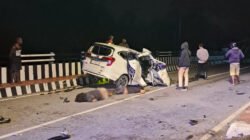 Sigra tabrak warung lalu hantam beton jembatan, dua orang tewas di SP2 Timika