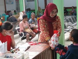Melayani dengan Bingkisan Natal, BLUD Puskesmas Timika Semangati Pasien