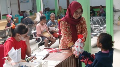 Melayani dengan Bingkisan Natal, BLUD Puskesmas Timika Semangati Pasien