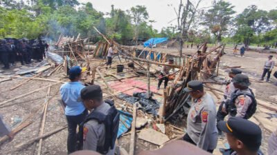 Personel Gabungan Bongkar Tenda Perang dan Razia Sajam di Kwamki Narama