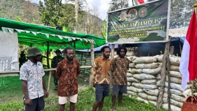 Pendekatan Humanis TNI Antar Lima Pemuda Eks Anggota OPM Kembali ke NKRI