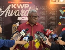 Bupati Mimika Johannes Rettob Terima Penghargaan KWP Awards 2026
