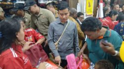 Disambut Antusias Warga Mimika, Wapres Gibran Belanja ATK Bersama Anak Yatim