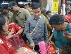 Disambut Antusias Warga Mimika, Wapres Gibran Belanja ATK Bersama Anak Yatim