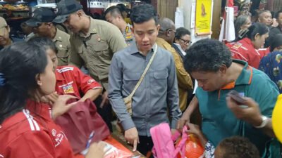 Disambut Antusias Warga Mimika, Wapres Gibran Belanja ATK Bersama Anak Yatim