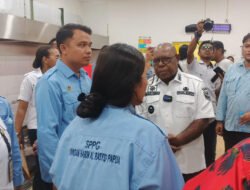 Wabup Mimika Saksikan Proses Pengolahan MBG Hingga Distribusi ke Sekolah